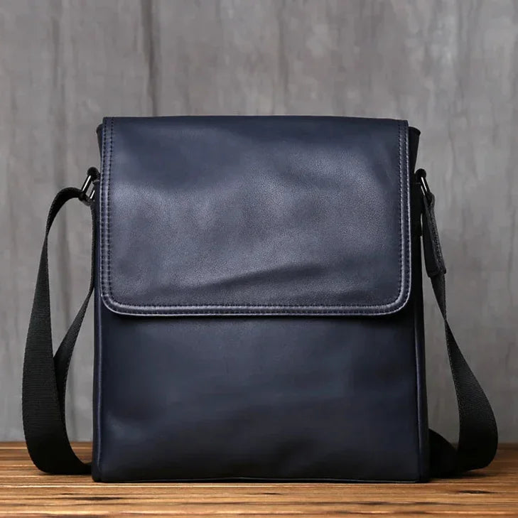 Sacoche Cuir Homme Verticale Noire Rabat Bandoulière Compacte