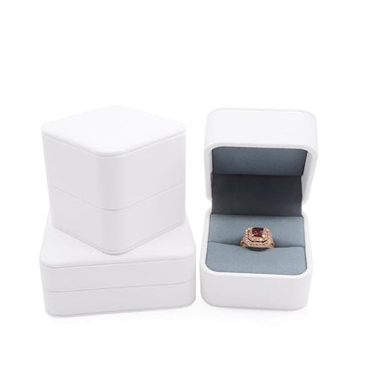 Écrin Bijoux Blanc – Pureté et finesse