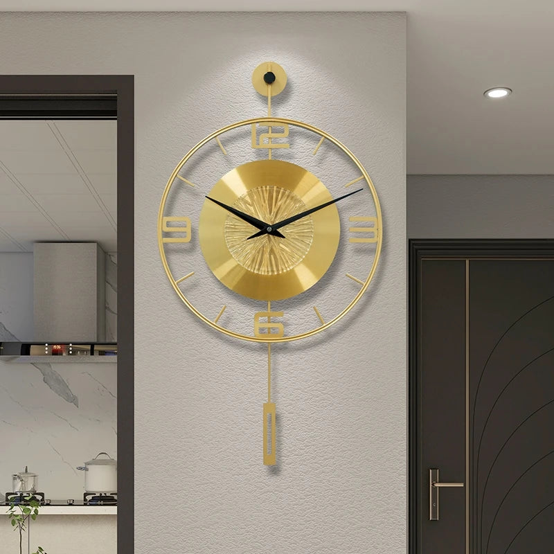 Horloge Murale Luxe Métal Doré avec Balancier Décoratif