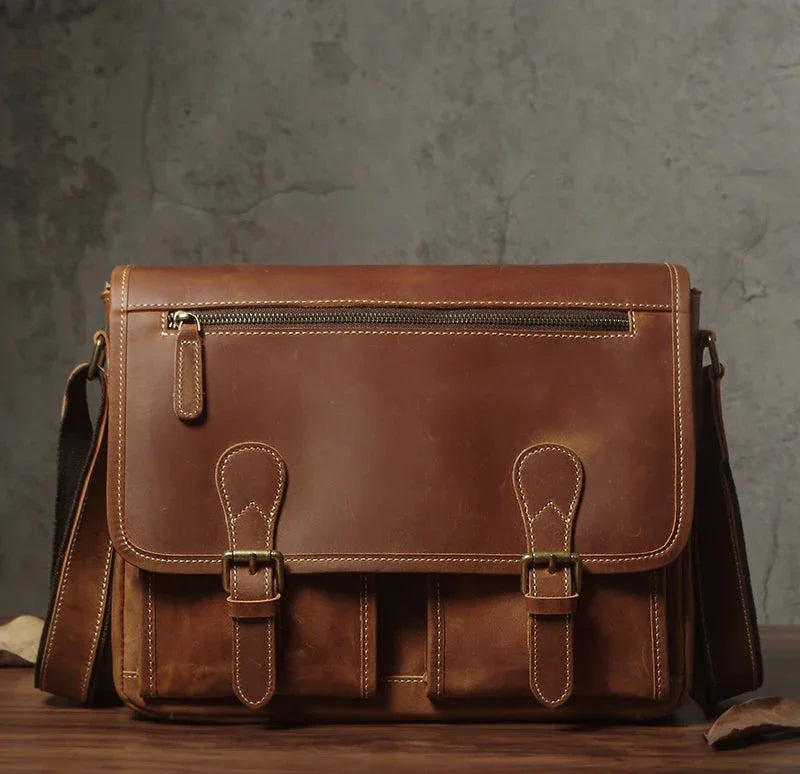 Cartable Homme en Cuir Noir - Sacoche à Rabat Boucles Dorées