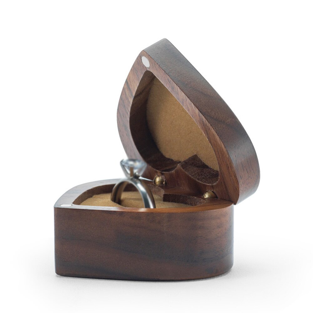 Écrin Bague Cœur en Bois : Nature et émotion
