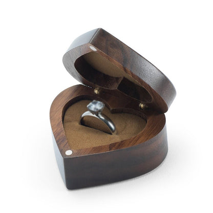 Écrin Bague Cœur en Bois : Nature et émotion